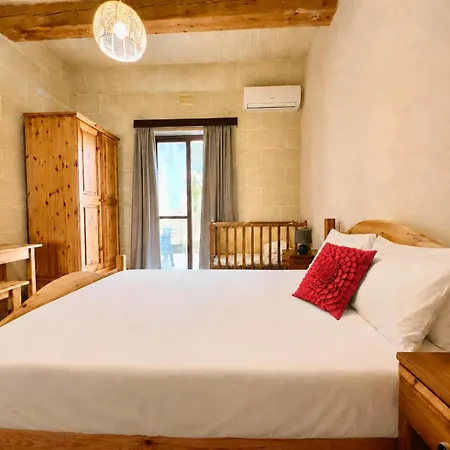 Ir Razzett Ta Keiran Traditional 4 Bedroom Gozitan With Private Pool, En-suite Bathrooms Bbq In בית נופש Għarb