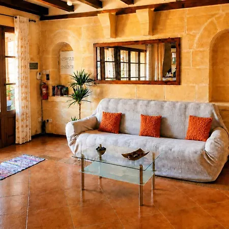 Casa de Férias Ir Razzett Ta Keiran Traditional 4 Bedroom Gozitan With Private Pool, En-suite Bathrooms Bbq In Għarb
