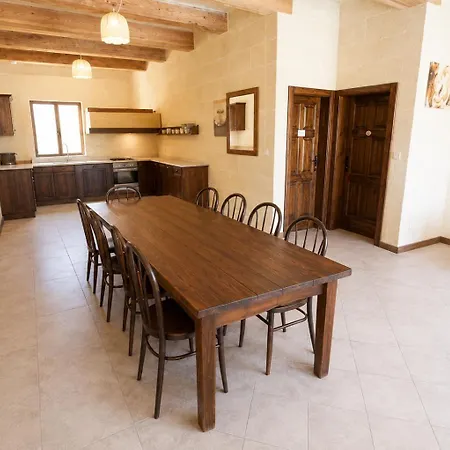 בית נופש Ir Razzett Ta Keiran Traditional 4 Bedroom Gozitan With Private Pool, En-suite Bathrooms Bbq In Għarb