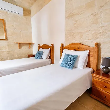 Ir Razzett Ta Keiran Traditional 4 Bedroom Gozitan With Private Pool, En-suite Bathrooms Bbq In Għarb