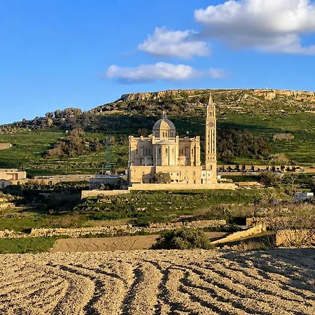 Casa de Férias Ir Razzett Ta Keiran Traditional 4 Bedroom Gozitan With Private Pool, En-suite Bathrooms Bbq In Għarb